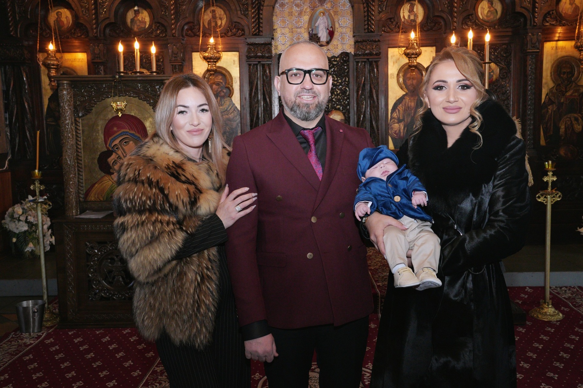 Familia cu bebelușul la botez, în biserică